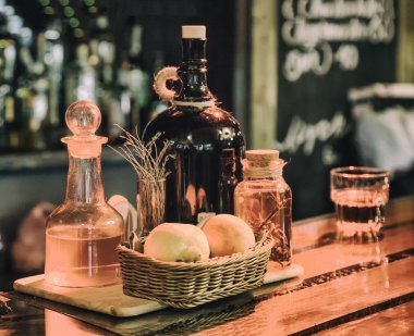 Natürmort, bir bar şişe ile