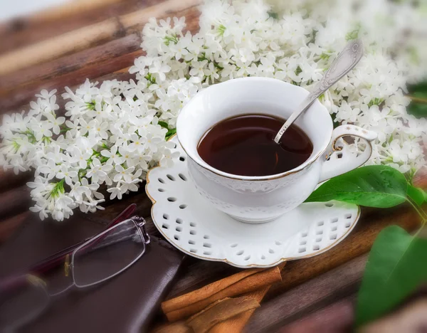 Tasse de café, lilas blanc — Photo