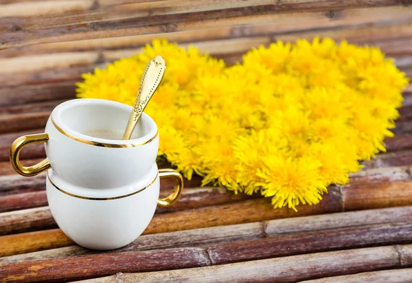 Bloemsamenstelling van paardebloemen — Stockfoto