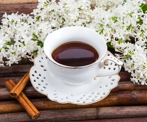 Tasse de café, lilas blanc, cannelle — Photo