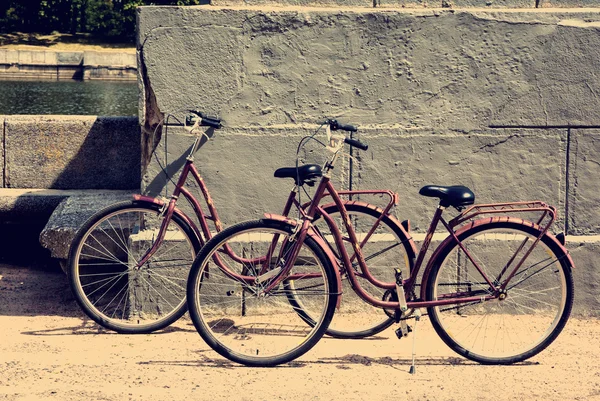 Två cyklar parkerade vid vattnet — Stockfoto