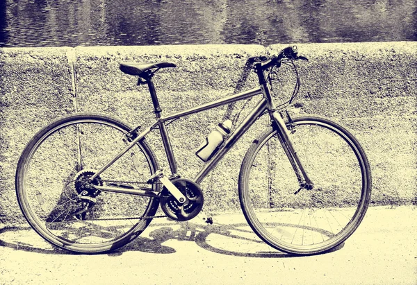 Fiets geparkeerd aan de waterkant — Stockfoto