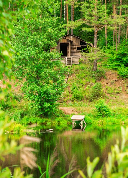 Casa de madeira velha no lago — Fotografia de Stock