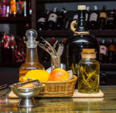 hala gecesi, bir bar şişe ile