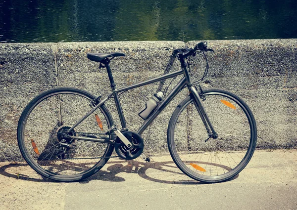 Cykeln parkerad vid vattnet — Stockfoto