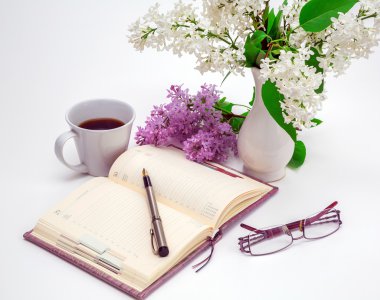 Leylak ve bir fincan kahve