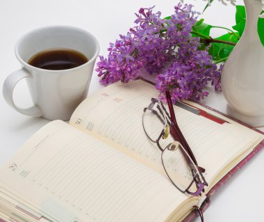 Leylak ve bir fincan kahve