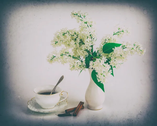 Lilac en een kop koffie — Stockfoto