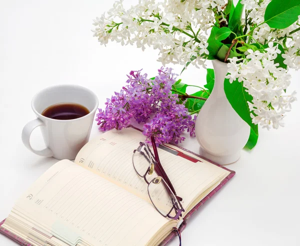 Lilla e una tazza di caffè — Foto Stock