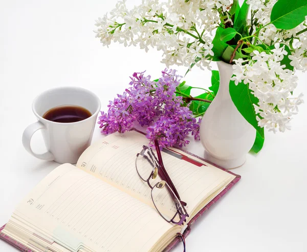 Lilac a šálek kávy — Stock fotografie