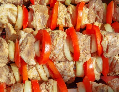 Et ve sebzeli barbekü.
