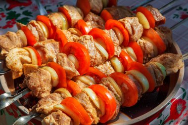 Et ve sebzeli barbekü.