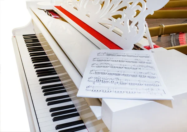 Beyaz piyano parçası — Stok fotoğraf