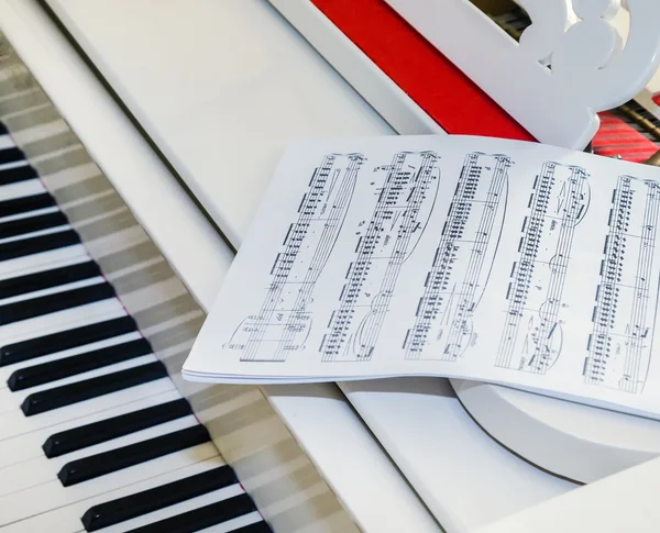 Фрагмент белого фортепиано — стоковое фото