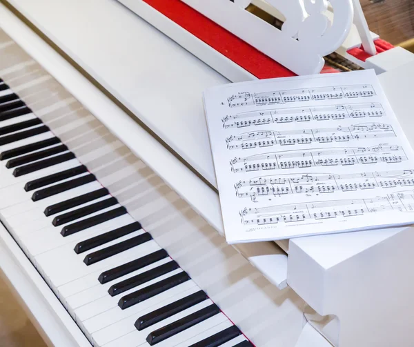 Frammento di pianoforte bianco — Foto Stock