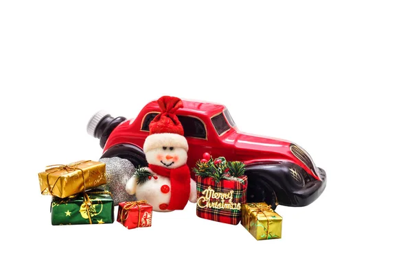 Kreatives Weihnachtsbild Rotes Spielzeugauto Mit Geschenken Auf Weißem Hintergrund Neujahrsfeier — Stockfoto