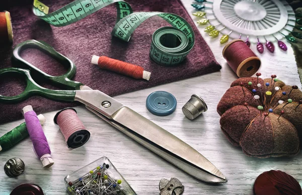 做针线活的各种配件 针织品一套缝纫用品 用于织物和线轴 剪子和顶针复古调音 图库照片