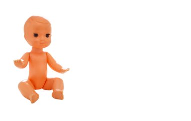 Beyaz arka planda plastik bebek. Çocuklar için oyuncaklar. İzole edilmiş. Metin için yer
