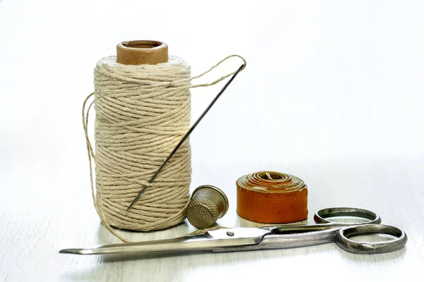 白い背景で手作りの縫製のための古い縫製アクセサリー テーラーズテープ 糸のスプール はさみ シンブル 針仕事セット テキストの場所 — ストック写真