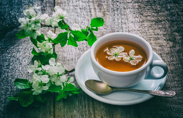 治療用の飲み物 健康的なリンゴの木の花のお茶のマグカップ 香りがする レトロ ティント — ストック写真