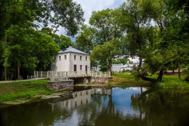 Beyaz Rusya. 07/13/2021. 19. yüzyılın ilk yarısında Oginsky ailesinin arazisinde eski bir su değirmeni inşa edildi. Klasik çağın mimari bir anıtı. Editoria