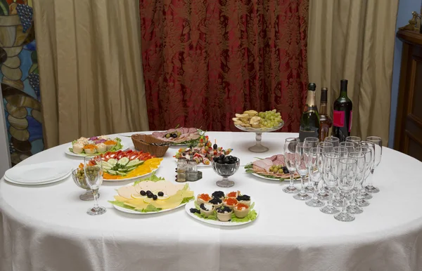 Festtafel im Innenraum — Stockfoto