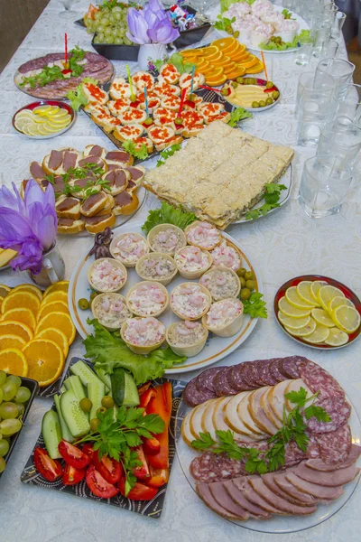 Tisch mit Speisen für Buffet — Stockfoto