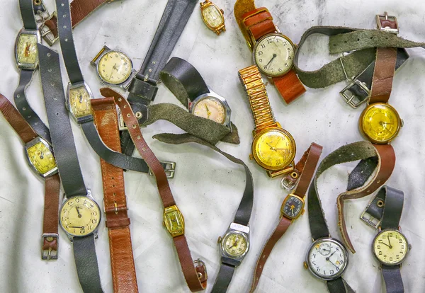 Vieilles montres-bracelets, photo dans l'ancien style d'image . — Photo