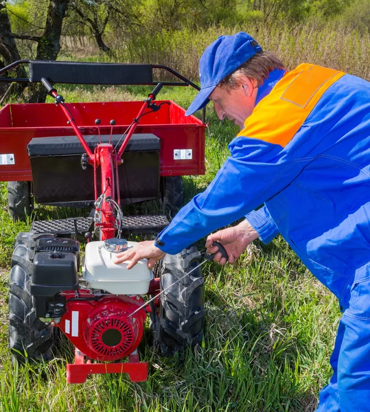 Motoblock include. agricoltore — Foto Stock