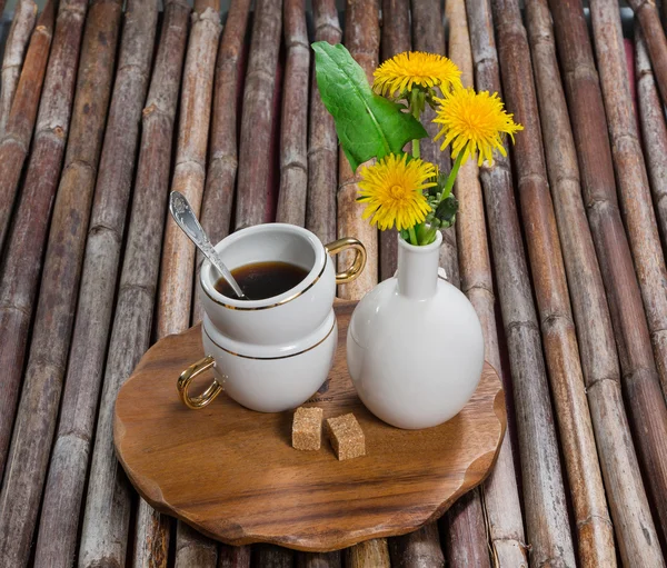 Kopje koffie, paardebloemen — Stockfoto