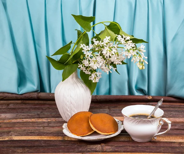 Vaso di lilla sul tavolo — Foto Stock