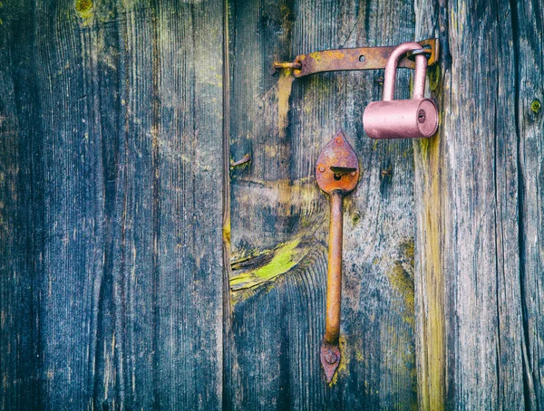 Fragmento de una puerta de madera con un pestillo — Foto de Stock