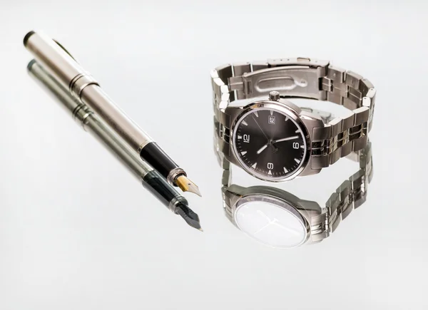 Armbanduhr und Stift — Stockfoto