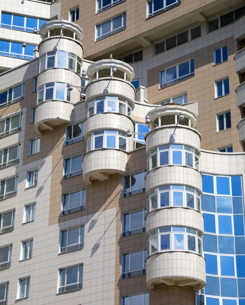 Balkon, ein Fragment moderner Architektur — Stockfoto