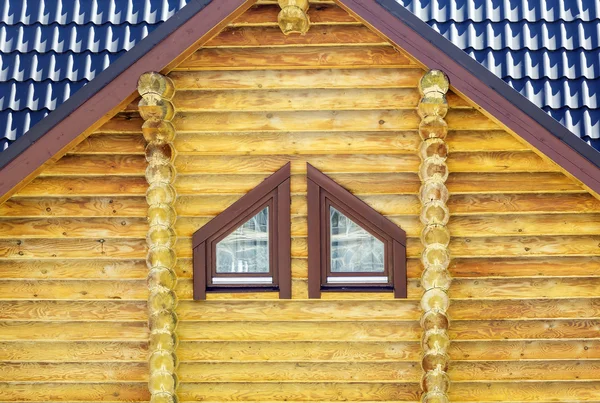 Fragmento de pared y ventana de madera — Foto de Stock