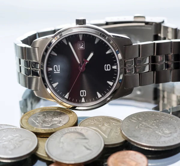 Náramkové hodinky. mince. — Stock fotografie