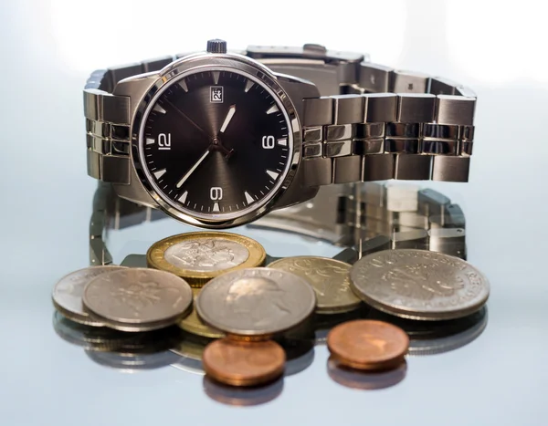 Armbandsur. metall mynt. — Stockfoto