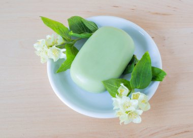 Sabun ve Yasemin çiçek bir plaka üzerinde