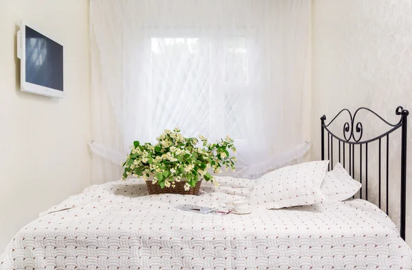 Flores de jazmín en una canasta en una cama — Foto de Stock