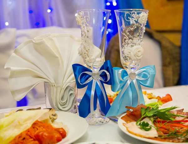 Copas de vino para los recién casados — Foto de Stock