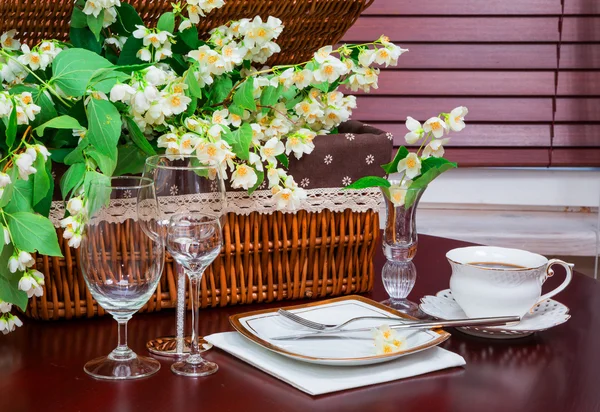 Juego de platos y flores de jazmín — Foto de Stock