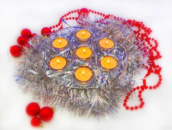 Weihnachtsspielzeug, Festkerzen, Tapete. — Stockfoto