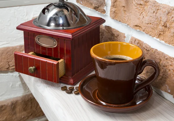 Tasse Kaffee, Kaffeemühle. Stillleben — Stockfoto