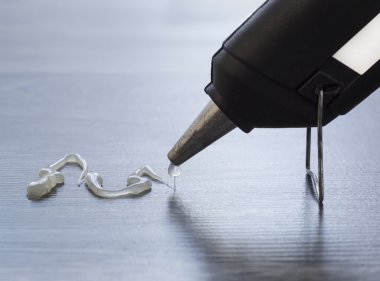 Elektrikli sıcak yapıştırıcı tabancası.