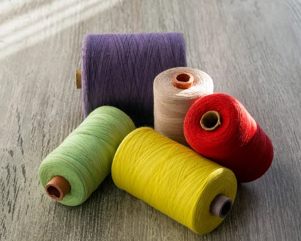 Carretes de color de hilo para coser — Foto de Stock