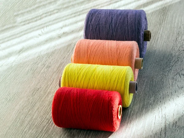 Цветные катушки нитки для швов, вид сбоку — стоковое фото