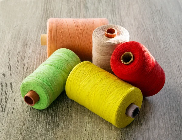 Цветные катушки нитки для шитья, вид сверху — стоковое фото
