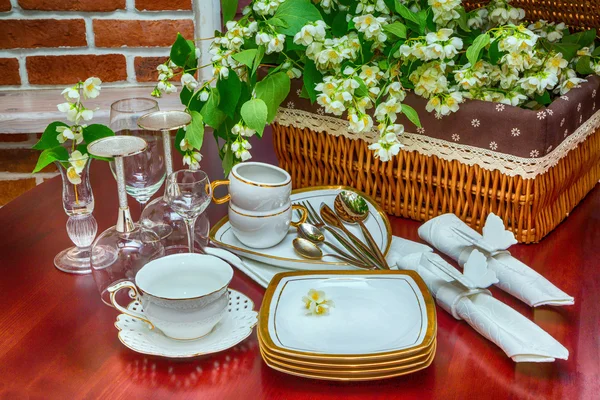 Utensílios de mesa e flores de jasmim. close-up — Fotografia de Stock