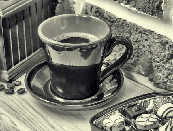 Koffie, snoep, koffiemolen. stilleven — Stockfoto