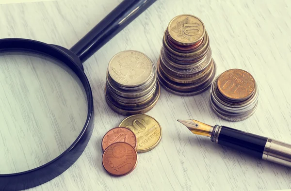 Penna, mynt och ett förstoringsglas, retro — Stockfoto